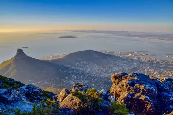 vista aerea de montanhas e corpo dagua