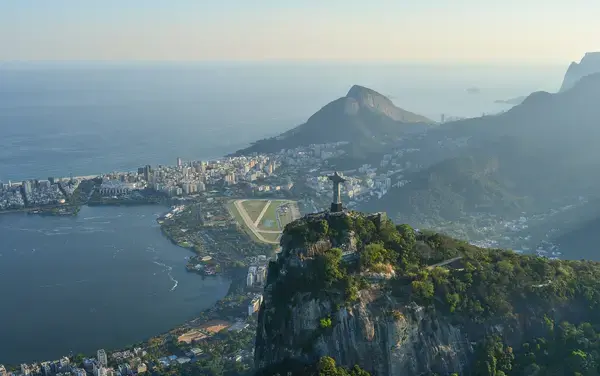 fotografia aerea do cristo redentor e montanhas em volta