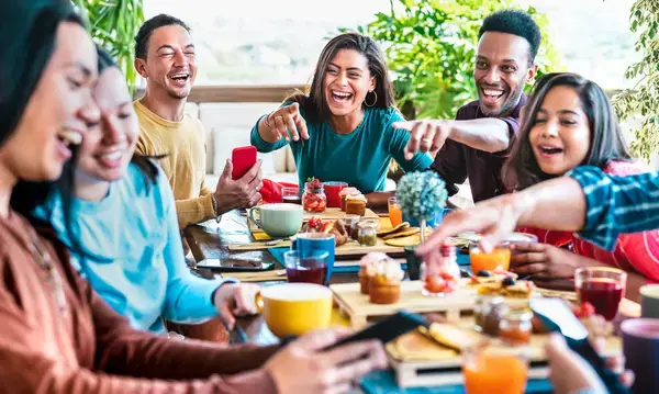grupo de amigos tomando café felizes ao redor da mesa