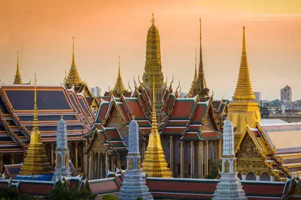 Detalhes dos telhados do Grande Palácio de Bangkok