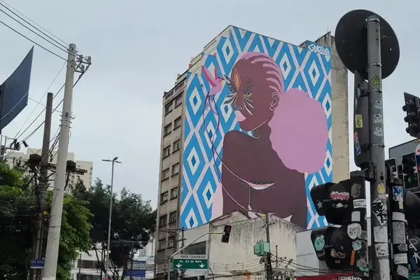 Grafite em prédio na Liberdade, São Paulo