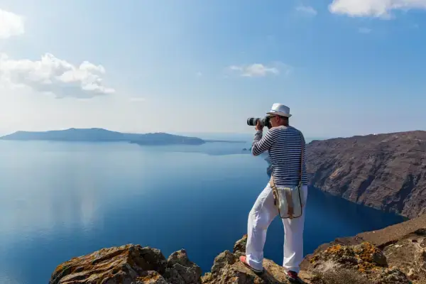 Fotógrafo registrando paisagem em viagem
