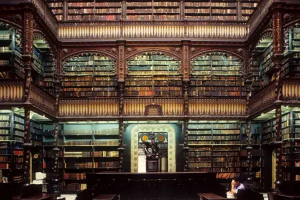 Ambiente interno do Real Gabinete Português de Leitura, no Rio de Janeiro