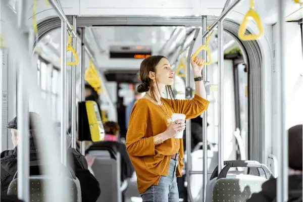 Mulher andando de metrô
