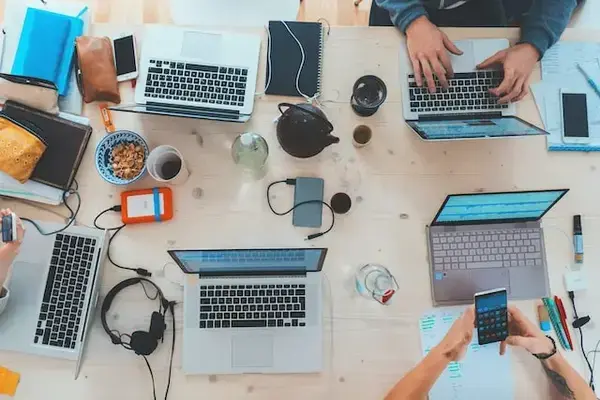 Mesa com notebooks