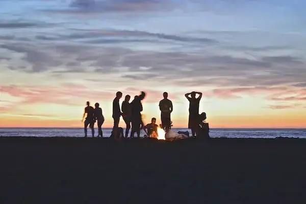 Amigos em praia se divertindo a noite