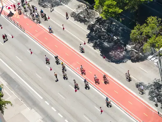 Pessoas caminhando na Avenida Paulista