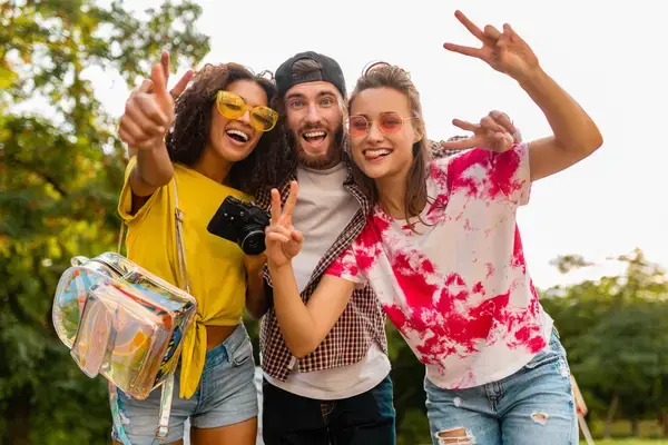 grupos de amigos sorrindo