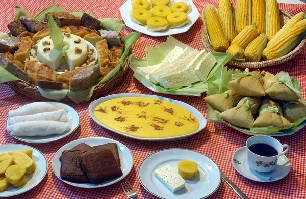 mesa recheada de comidas típicas da culinária brasileira