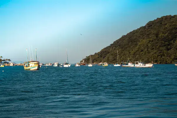 Barcos no mar em Bertioga (Fonte: Unsplash)