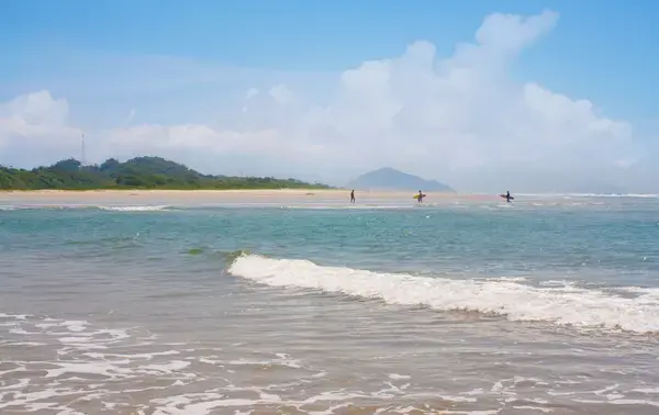 Praia de Itaguaré em Bertioga (Fonte: Adobe Stock)