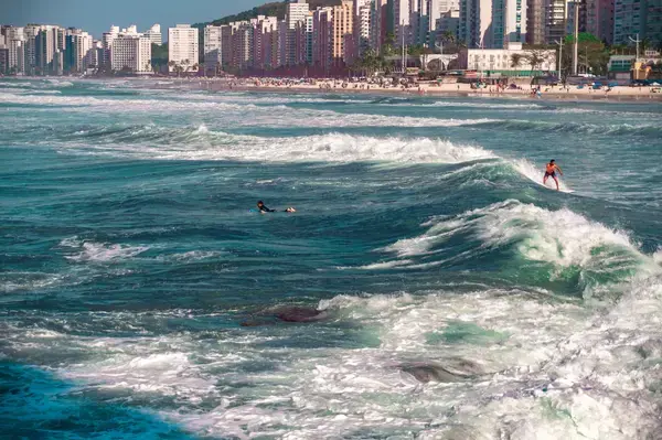 Surfistas em praia de Bertioga (Fonte: Pexels)