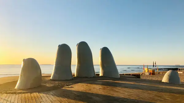 Monumento La Mano, Los Dedos, ou Hombre emergiendo a la vida em Punta del Este, Uruguai (Fonte: Unsplash)