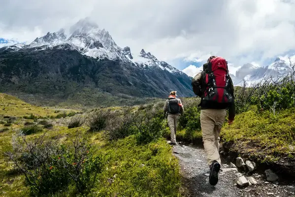 Pessoas fazendo trilha na Patagônia chilena (Fonte Unsplash)