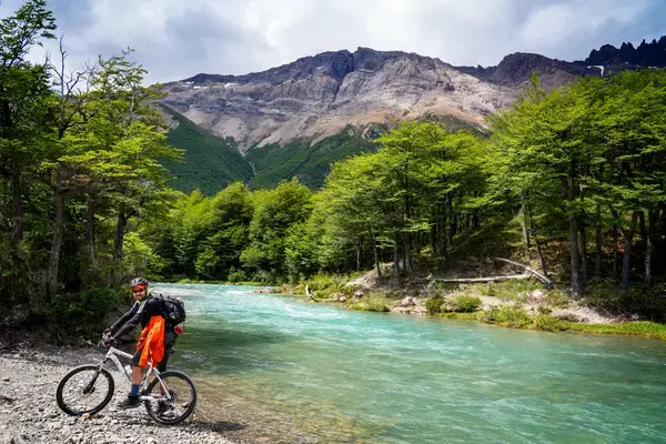Mountain Biking na Patagônia argentina (Fonte Adobe Stock)