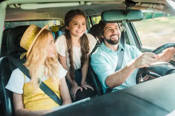 Pais e filha viajando de carro (Fonte: Adobe Stock)
