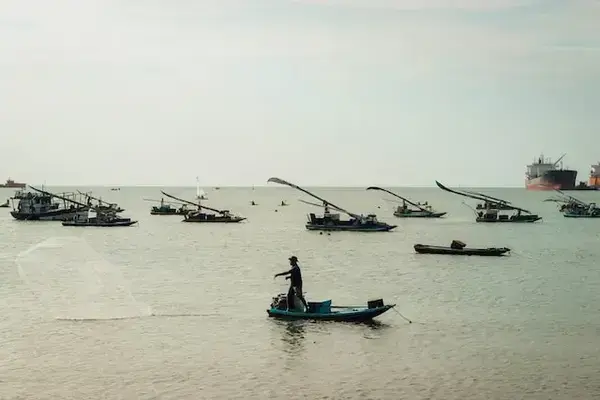 Barcos e pescadores no mar de Fortaleza, no Ceará