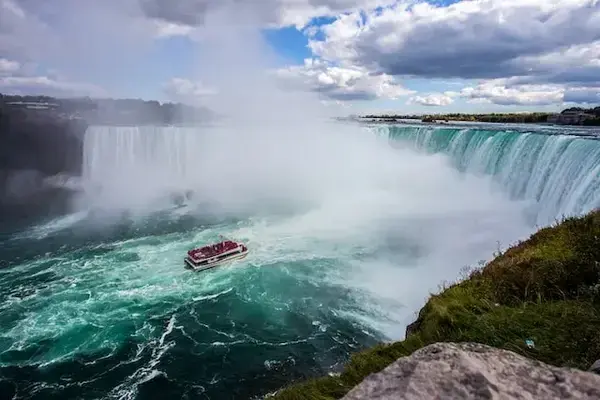 Barco em rio em meio às Cataratas do Niágara