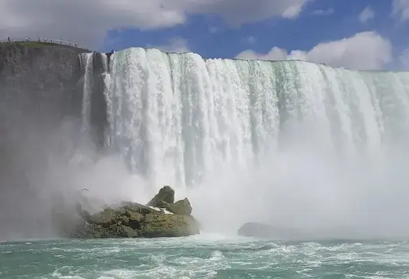 Queda d´agua das Cataratas do Niágara vista pela visão do rio, de baixo