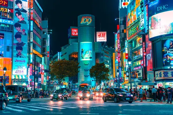 Avenida no Japão a noite Fonte: Unsplash