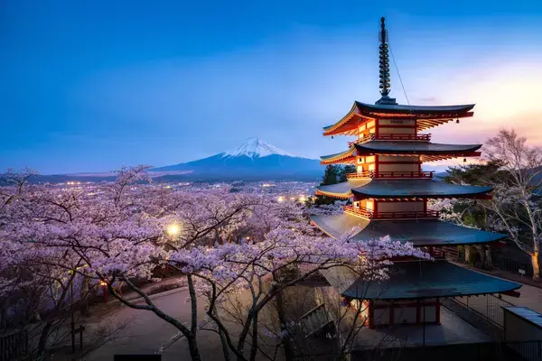 Templo com o Monte Fuji ao fundo no Japão (Fonte: Adobe Stock)