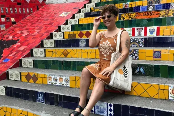 moça sentada no degrau da escada colorida