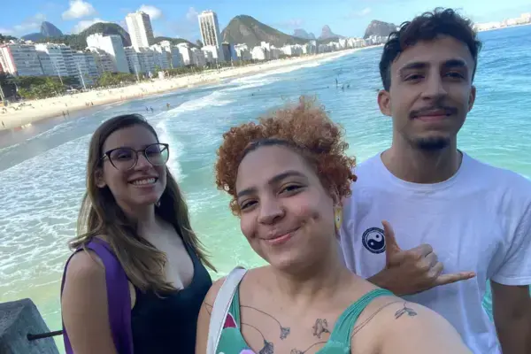 grupo de amigos de frente para o mar