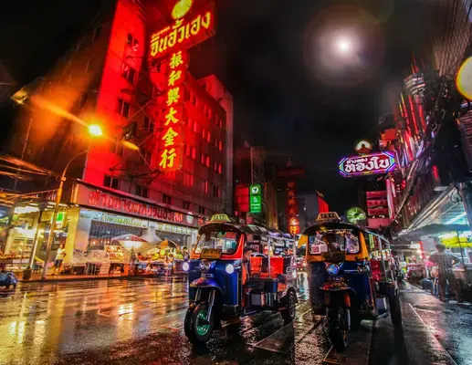 Rua iluminada a noite em Bangkok, Tailândia (Fonte: Unsplash)