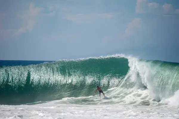 Surfista em Zicatela, Puerto Escondido (Fonte: Unsplash)
