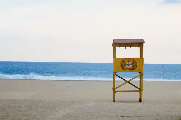 Salva-vidas em praia de Puerto Escondido, no México (Fonte: Unsplash)
