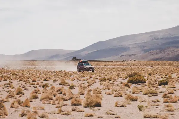 Carro em estrada no Peru (Fonte: Unsplash)