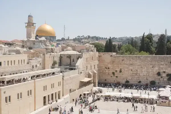 Cidade de Jerusalém, com turistas caminhando e arquitetura da cidade