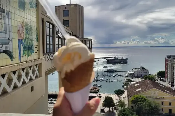 Sorvete em frente a vista da Baía de Todos os Santos pelo Elevador Lacerda Fonte: Arquivo Pessoal