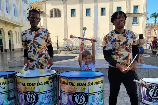 Criança tocando com percussionistas do Olodum Fonte: Arquivo Pessoal