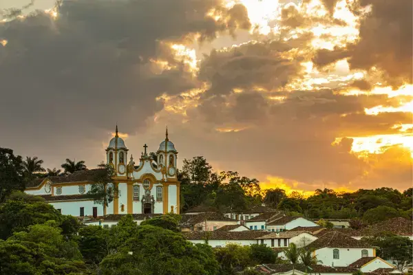 por do sol se pondo atrás de uma igreja histórica linda