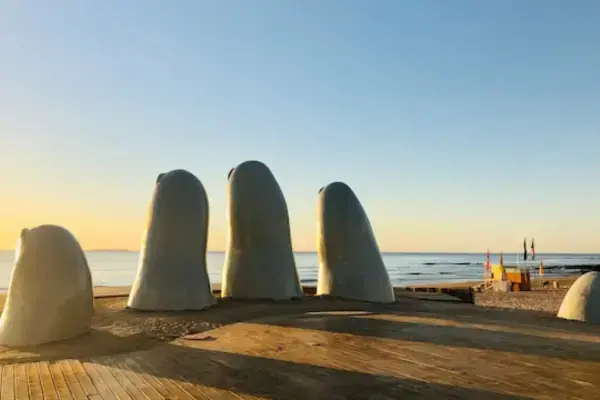 Escultura de mão em Punta del Este