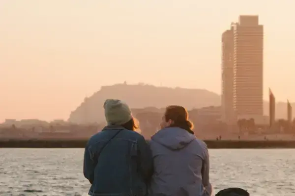 Casal observando a paisagem em Barcelona