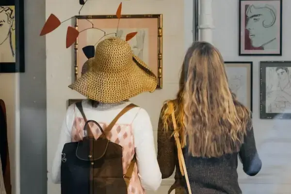 Amigas observando decoração de lugar em Londres