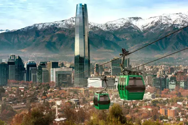 imagem do teleférico passando por cima da montanhas cobertas de neve