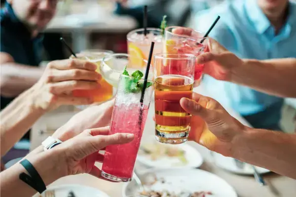 Brinde com drinks de diferentes tipos