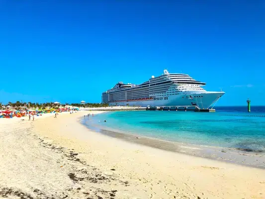 Navio de cruzeiro em praia (Fonte: Unsplash)