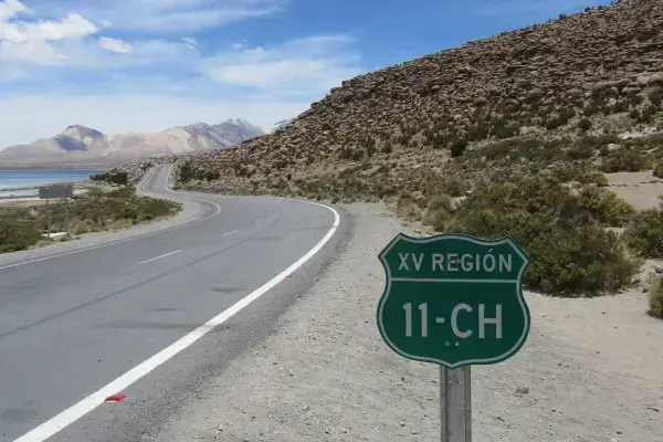 Via rodoviária com placa indicando caminho no Chile