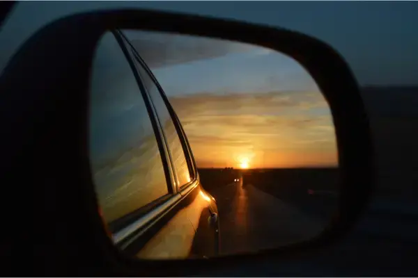 Estrada ao por do sol vista da janela de carro