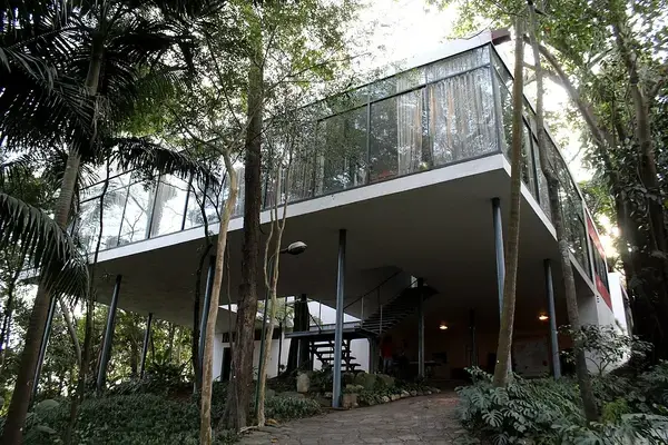 Casa de Vidro, sede do Instituto Lina Bo Bardi, Fonte: Lucas Medeiros - Wikimedia, Creative Commons