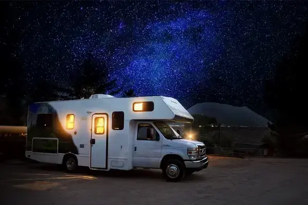 Motorhome estacionado para passar a noite, com céu estrelado