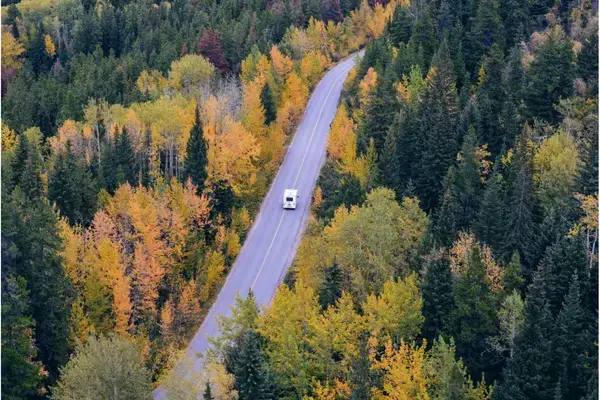 Carro andando em estrada, visto de cima