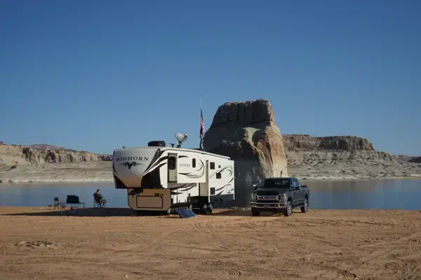 Motorhome estacionado em local bonito para pausa e descanso