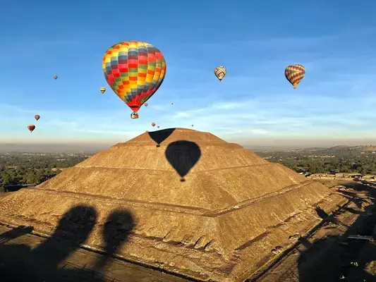 balão colorido sobrevoando em cima de uma pirâmide