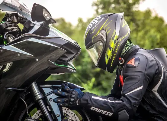 pessoa-usando-capacete-enquanto-segura-moto