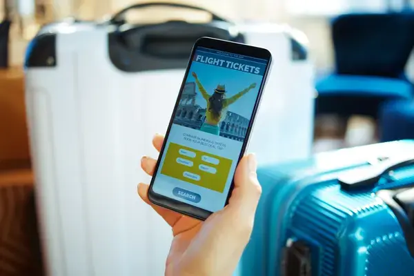 Pessoa comprando passagens aéreas pelo celular (Fonte: Adobe Stock)